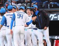 　ナインを迎える新庄監督（右）＝撮影・中島達哉