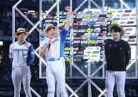 　お立ち台で叫ぶ斎藤（中央）＝撮影・中島達哉