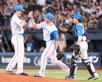 　９回を締め、清宮幸（左）らとタッチを交わす斎藤（中央）＝撮影・中島達哉