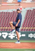 　マツダスタジアムのマウンドを確認する青柳（撮影・市尻達拡）