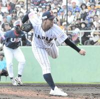 　先発して力投する末吉