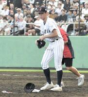 　米国の帽子を拾う藤森