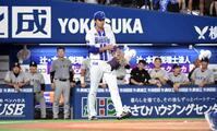 　２回、浦田の２点適時打で勝ち越しを許し、ぶ然とする藤浪（撮影・佐藤厚）