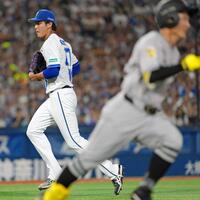 　２回、浦田（手前）に２点打を許した藤浪