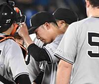 　１回、１死も奪えず降板する赤星（中央）＝撮影・佐藤厚