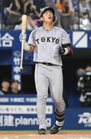 　８回、石塚は見逃し三振に倒れる（撮影・佐藤厚）