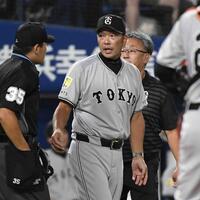 　１回、市川球審（左）に赤星の交代を告げる阿部監督（撮影・佐藤厚）