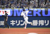 　６回、度会は左越えに５号ソロを放ちガッツポーズ（撮影・佐藤厚）