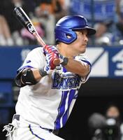 　４回、筒香は右前に２点適時打を放つ（撮影・佐藤厚）