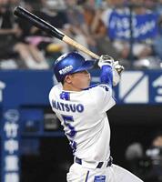 　４回、松尾は中前安打を放つ（撮影・佐藤厚）