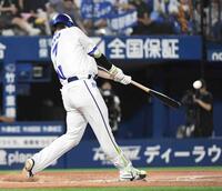 　４回、佐野は左前適時打を放つ（撮影・佐藤厚）