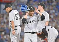 　１回裏途中、降板する赤星（中央）。左端は阿部監督