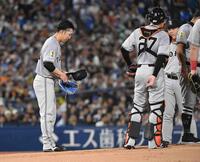 　１回、蝦名に二塁打、桑原に死球、筒香に四球。１死も取れず降板する赤星（左）＝撮影・佐藤厚