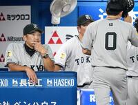 　９回、一塁けん制セーフの判定がリクエストにより覆り、表情を硬くする阿部監督。右はアウトとなった代走増田大