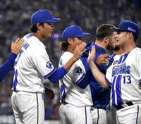 　最後を締めた伊勢（右）を出迎える藤浪（左）＝撮影・佐藤厚