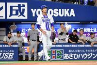 　２回、浦田の２点適時打で勝ち越しを許し、ぶ然とする藤浪（撮影・佐藤厚）