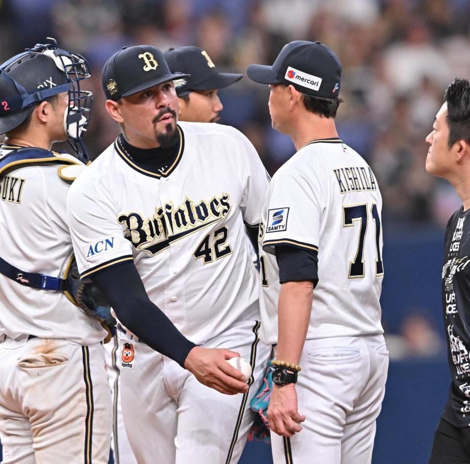 　９回に勝ち越しを許し、岸田監督（右）から交代を告げられたマチャド（撮影・西田忠信）