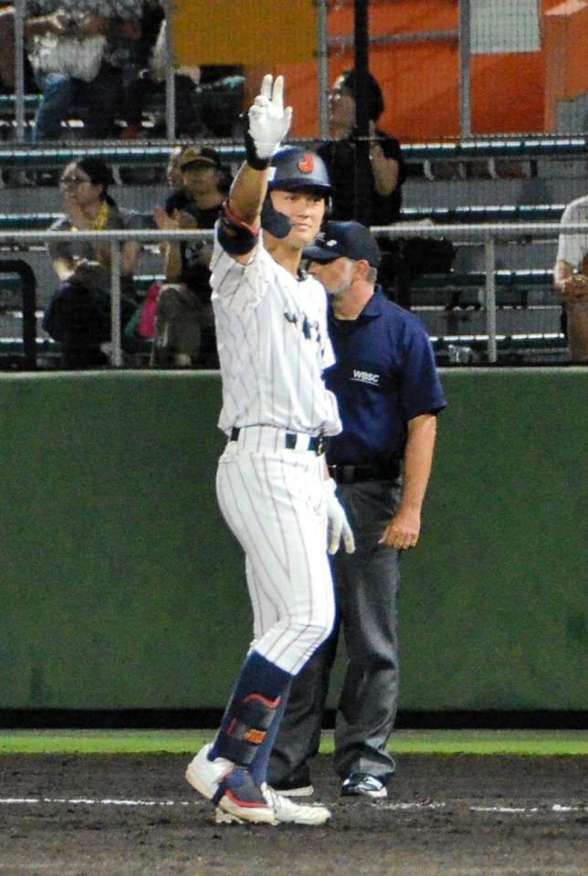 　２回、右前打を放ち「シーサーポーズ」の阿部