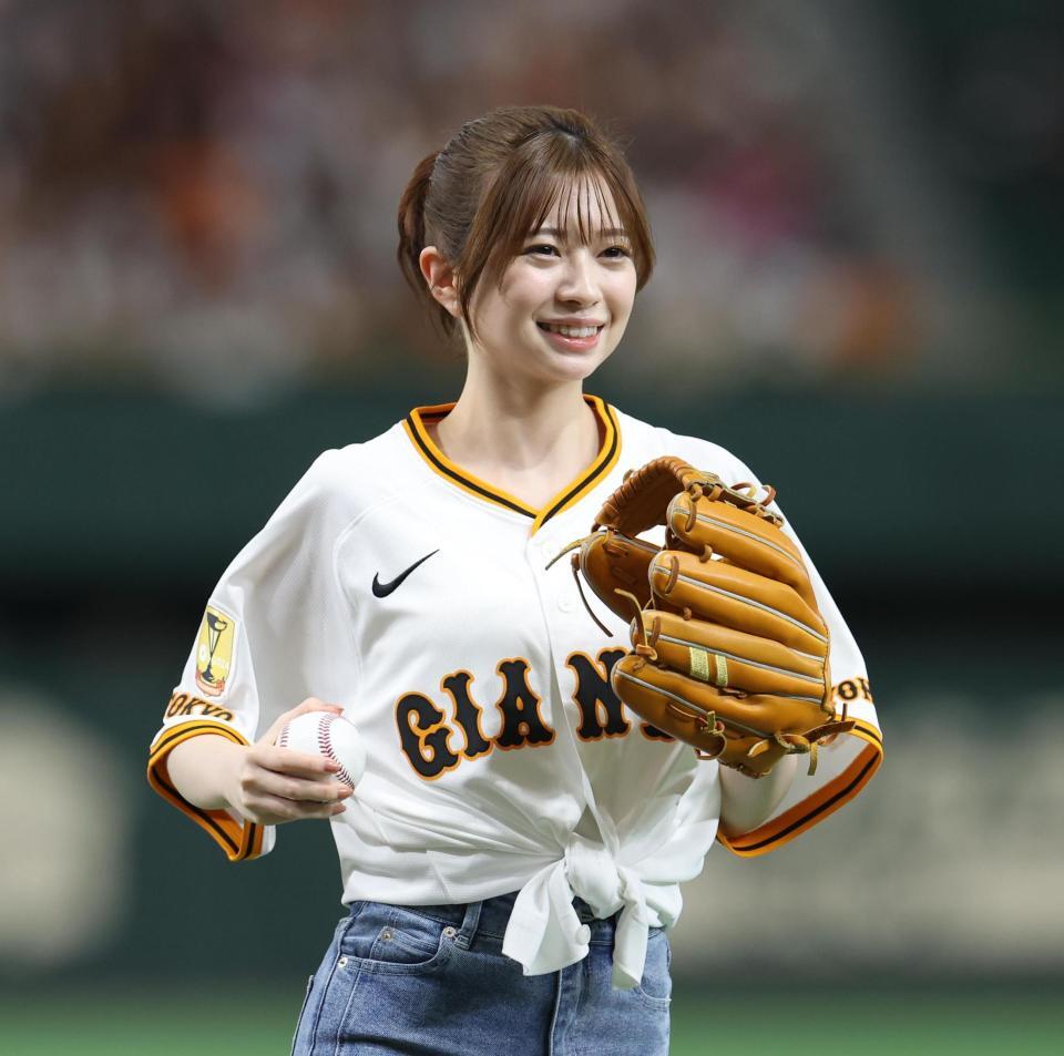 　始球式を務めた桜田ひより（１３日）