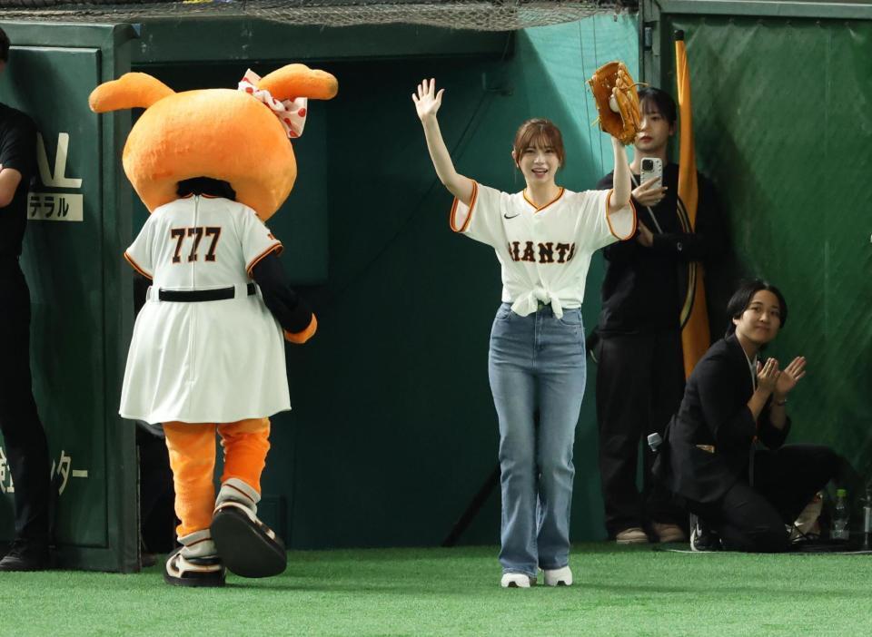 　ファーストピッチセレモニーを務め手を振る桜田ひより（撮影・金田祐二）