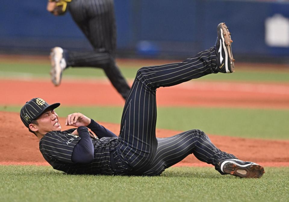 　２回、海野の折れたバットが直撃した曽谷（撮影・西田忠信）