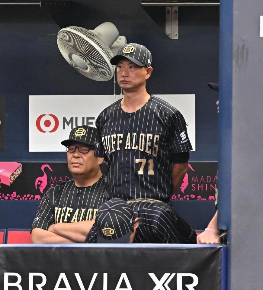 　２回、ベンチから試合を見つめる岸田監督（撮影・西田忠信）