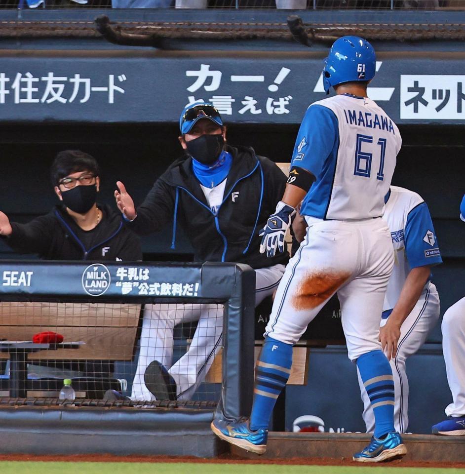 　１回、清宮幸の中犠飛で生還した今川（６１）を迎える新庄監督（中央）＝撮影・中島達哉