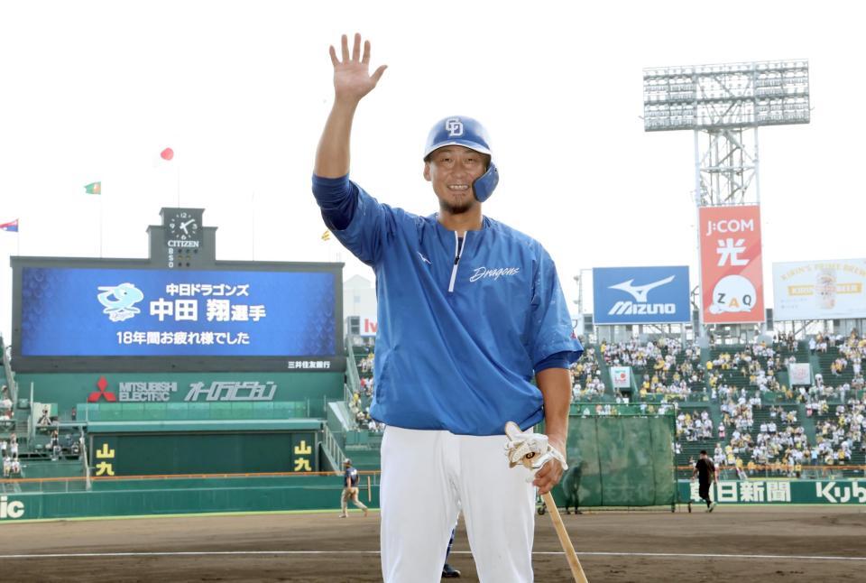 　慣れ親しんだ甲子園で最後の練習を終え、手を振る中田（撮影・田中太一）