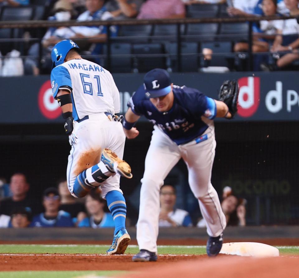 　５回、併殺打に倒れる今川（左）＝撮影・中島達哉