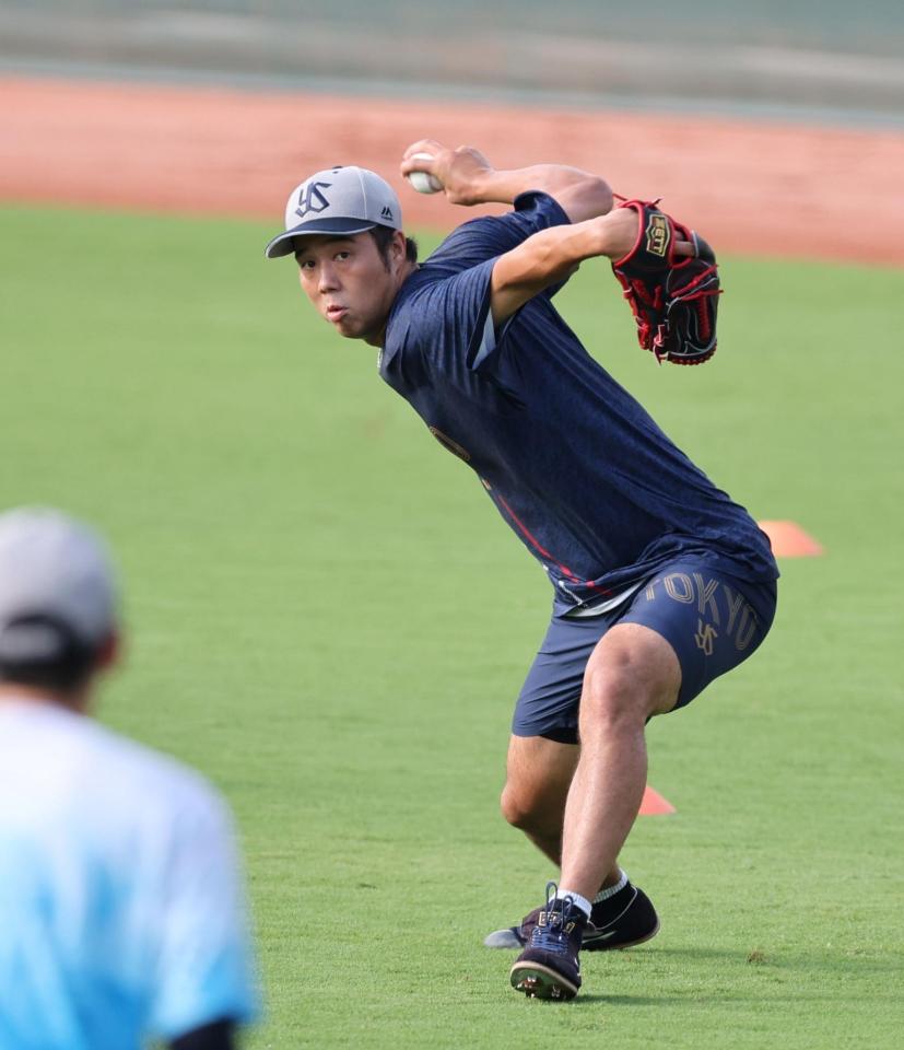 　キャッチボールで最終調整する青柳（撮影・市尻達拡）