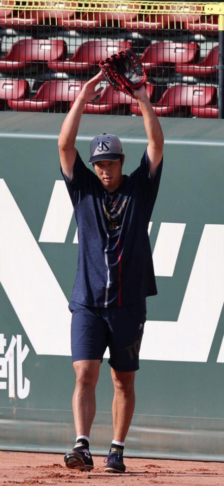 　キャッチボールを終え、ＯＫサインを出す青柳（撮影・市尻達拡）