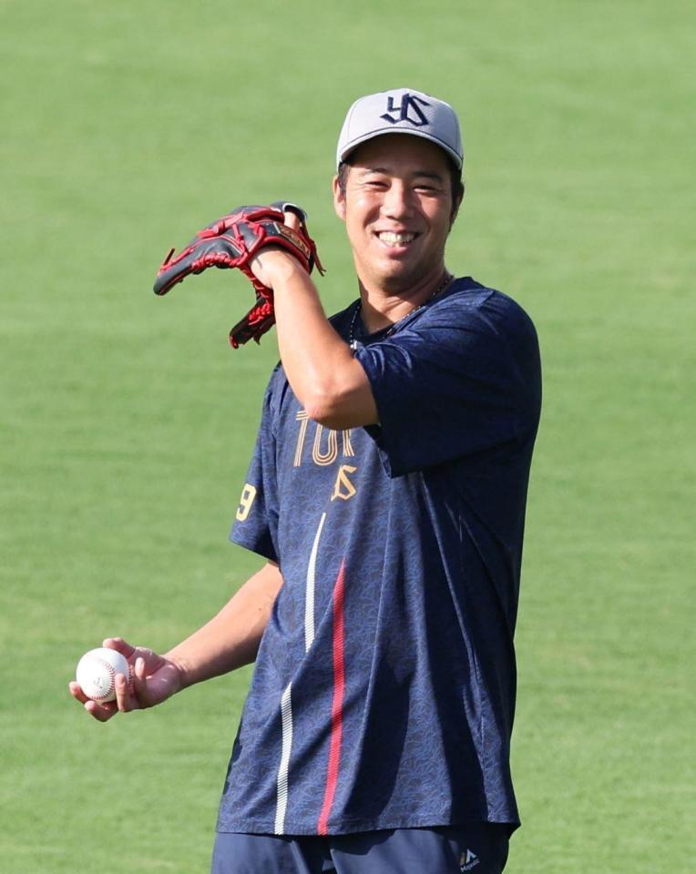 　キャッチボール中に笑顔を見せる青柳（撮影・市尻達拡）