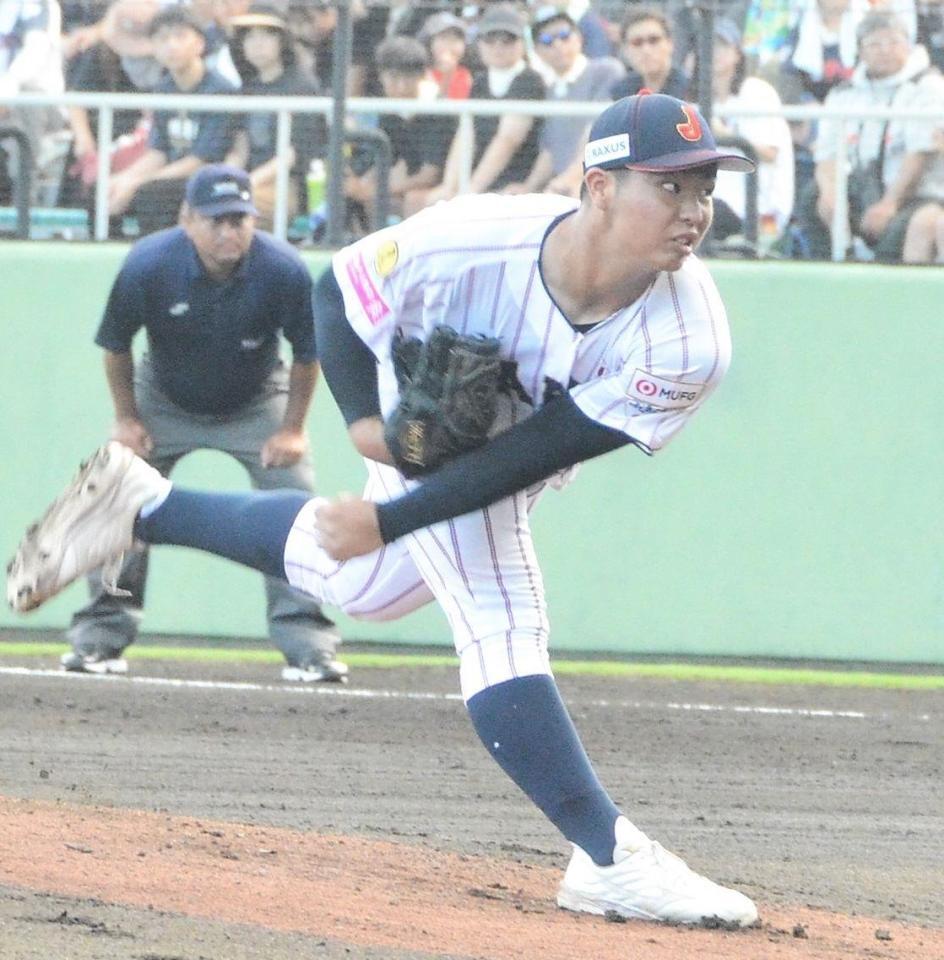 　先発して力投する末吉