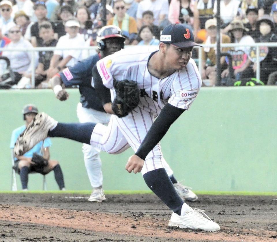 　先発して力投する末吉