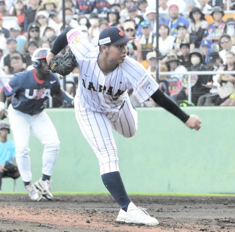 　先発して力投する末吉