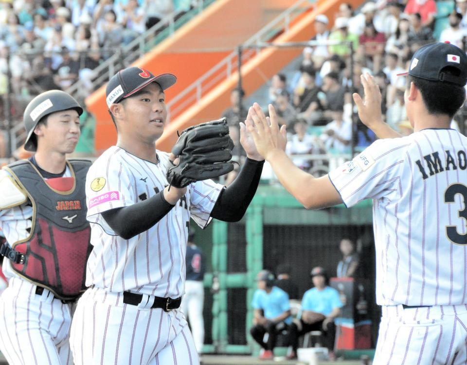 　１回を無失点で終えハイタッチする末吉