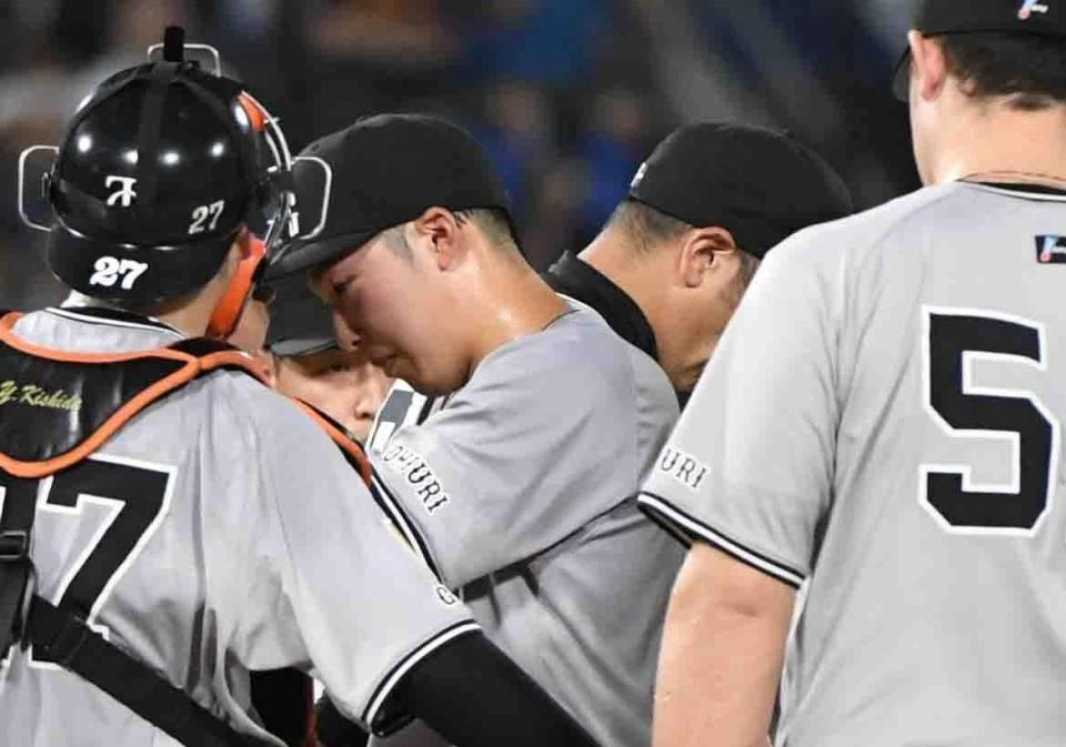 　１回、蝦名に二塁打、桑原に死球、筒香に四球。１死も取れず降板する赤星（中央）＝撮影・佐藤厚