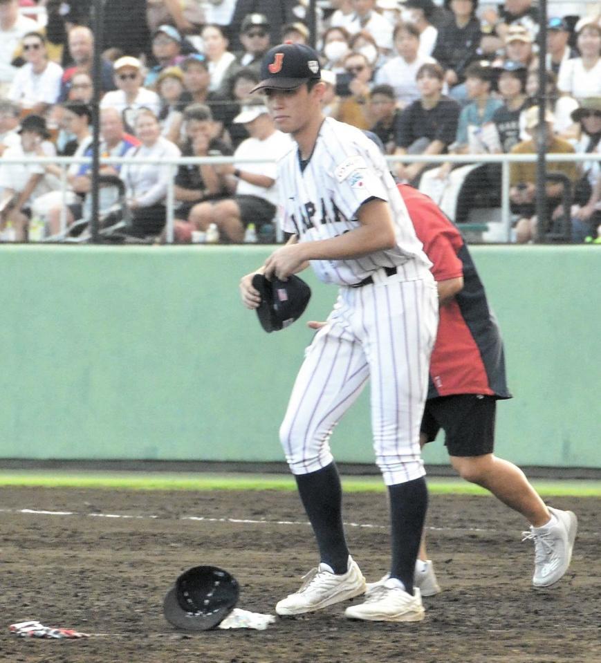 　米国の帽子を拾う藤森