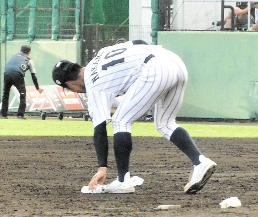 　試合後にペットボトルを拾う中野