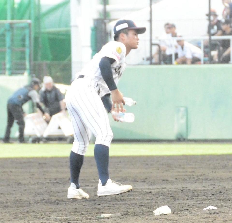 　試合後にペットボトルを拾う中野