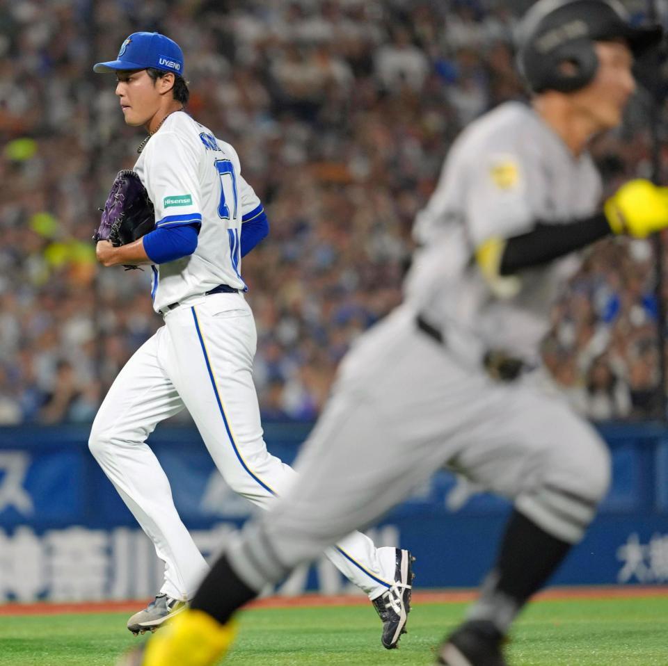 　２回、浦田（手前）に２点打を許した藤浪