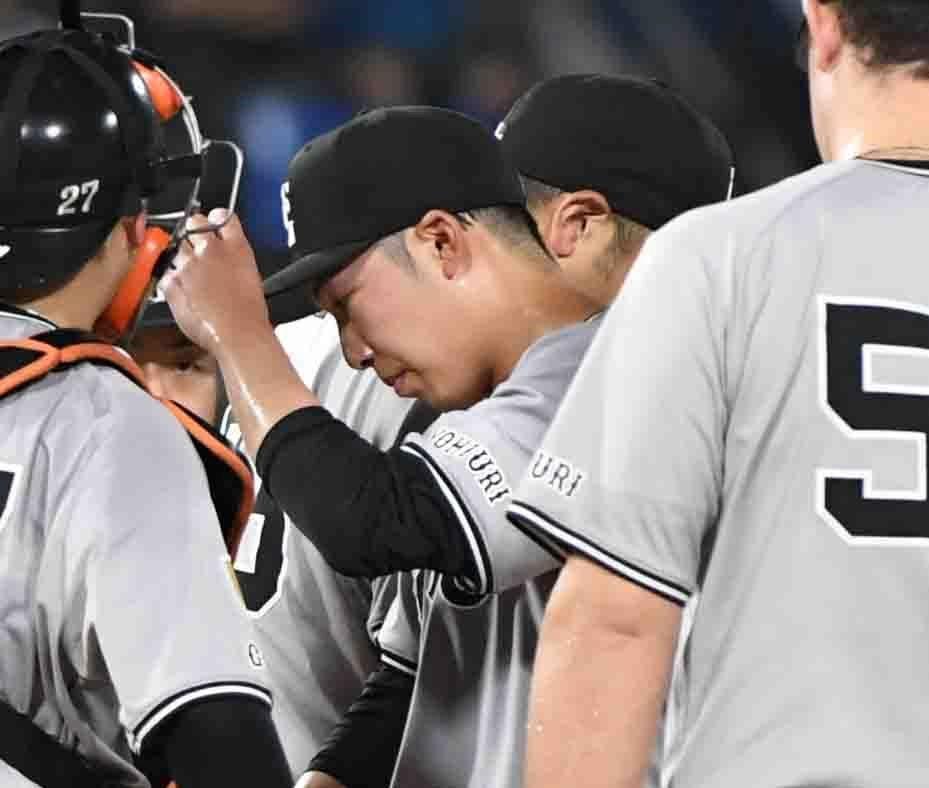 　１回、１死も奪えず降板する赤星（中央）＝撮影・佐藤厚