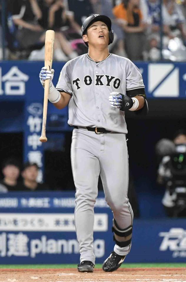 　８回、石塚は見逃し三振に倒れる（撮影・佐藤厚）