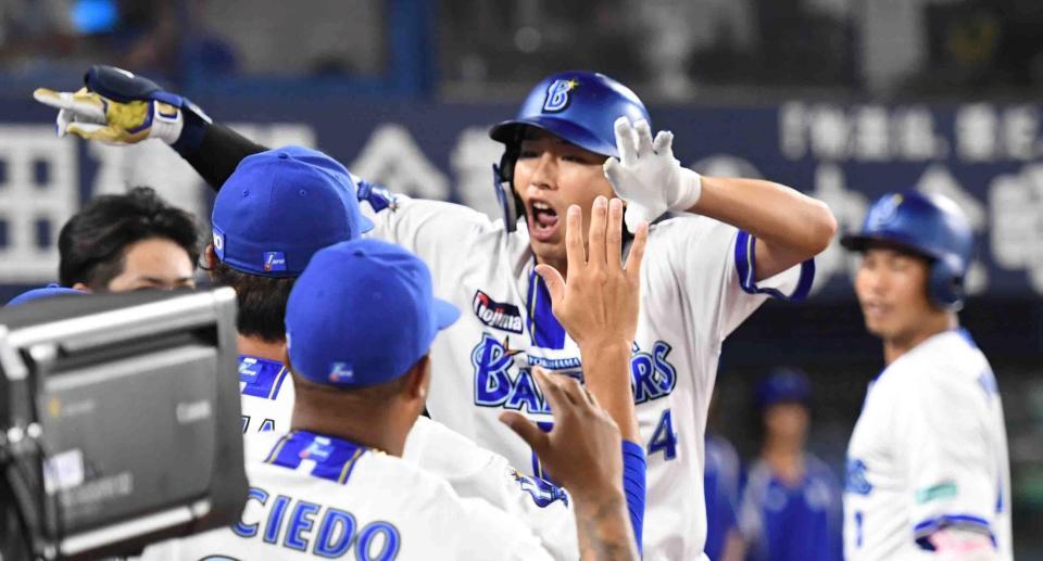 　６回、度会は左越えに５号ソロを放ち、ナインに迎えられる（撮影・佐藤厚）