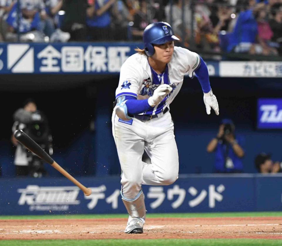 　４回、石上は左線に適時二塁打を放つ（撮影・佐藤厚）