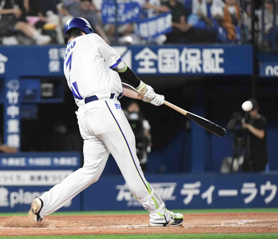 　４回、佐野は左前適時打を放つ（撮影・佐藤厚）