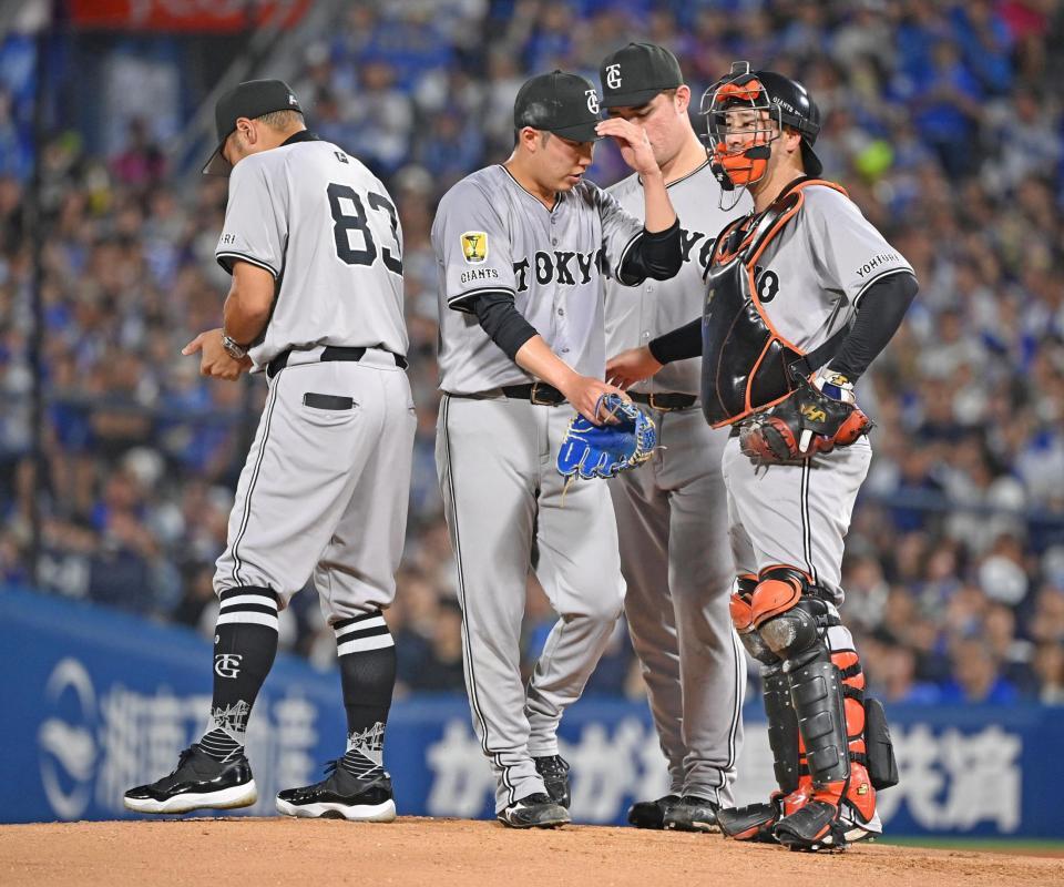 　１回裏途中、降板する赤星（左から２人目）。左端は阿部監督