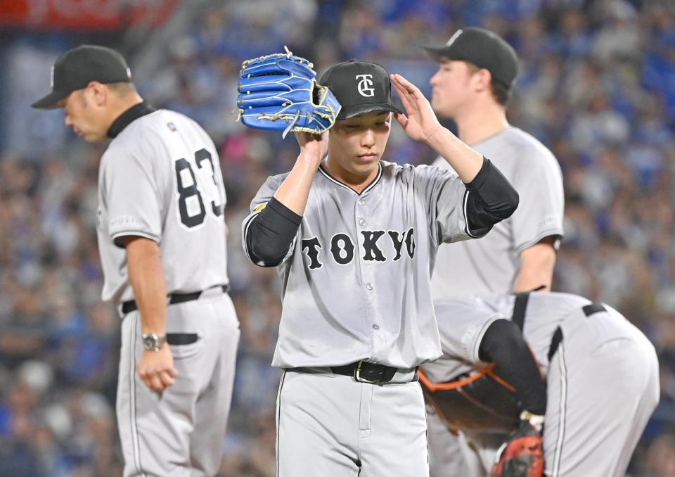 　１回裏途中、降板する赤星（中央）。左端は阿部監督