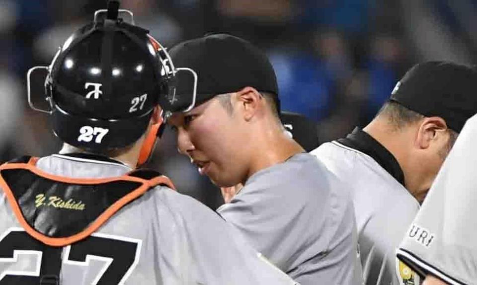 　１回、１死も奪えず降板する赤星（中央）＝撮影・佐藤厚