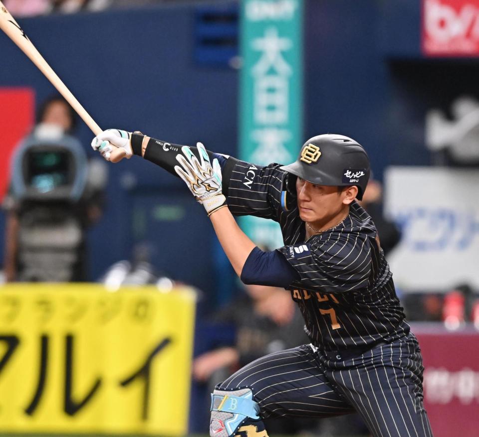 　３回、適時内野安打を放つ西川（撮影・西田忠信）